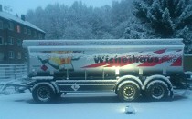Tankanhänger im Schnee
